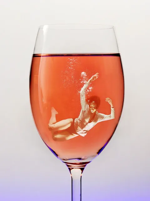 Alkoholowy zespół abstynencyjny – jak się objawia i kiedy wymaga leczenia?